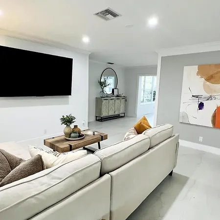 Remodeled Palm Haven Escape, Movie Room, Backyard